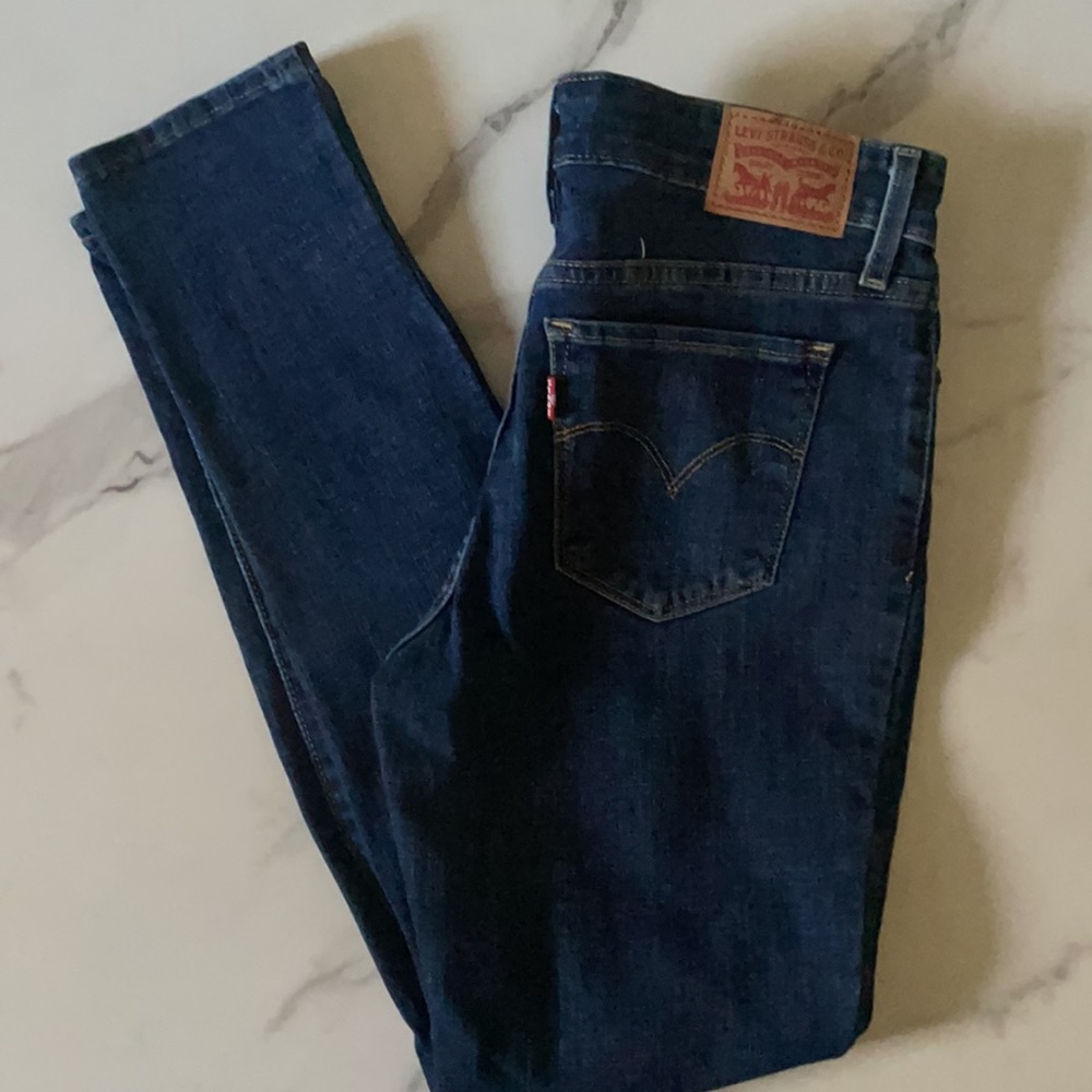 LIKE NEW- Levi mid rise skinny jeans with 1 hole on each knee. (Size 28) - Picture 2 of 2